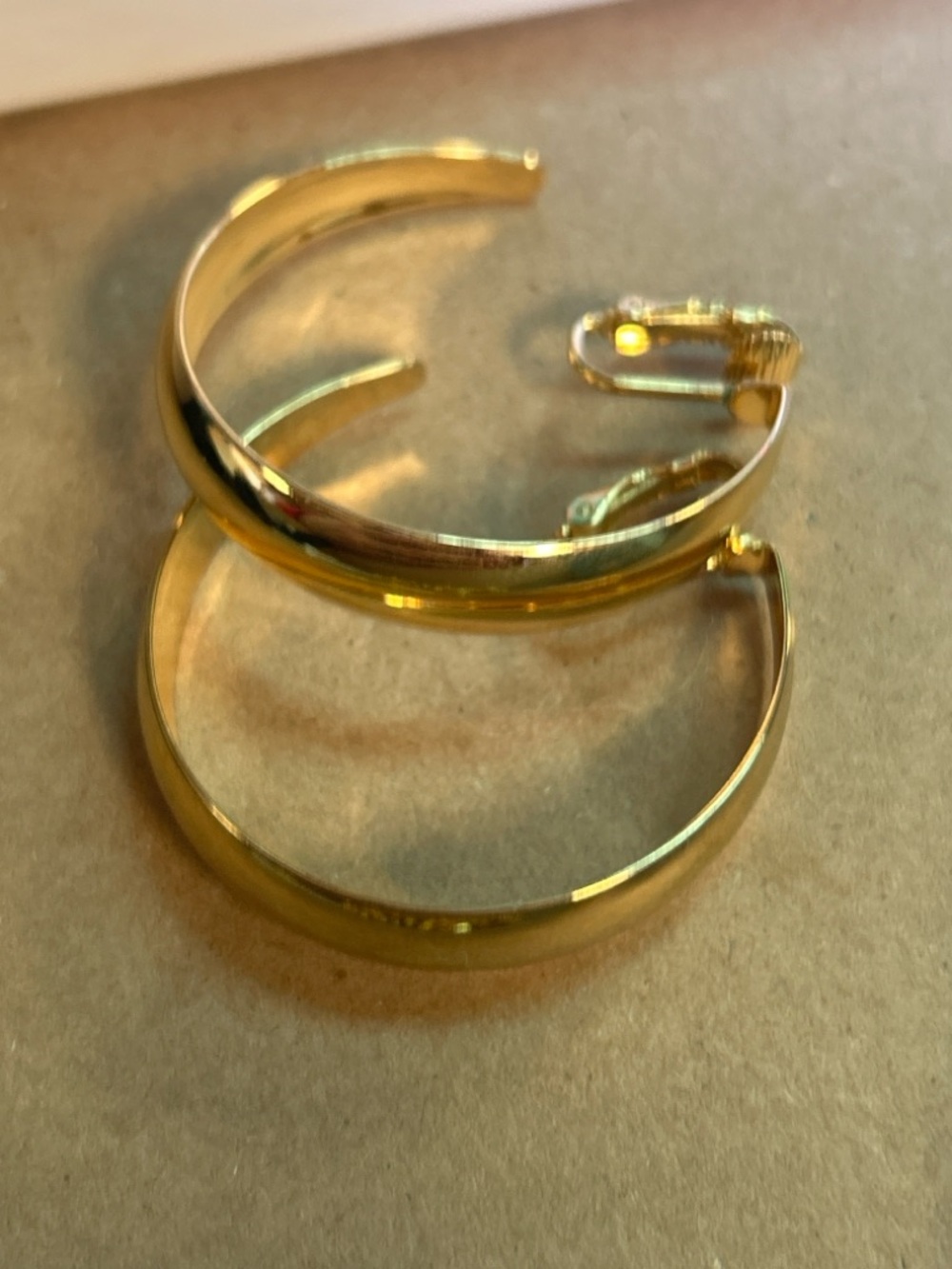 V2 Vintage Avon Gold Tone Cuff Bracelet Set Minimalist Hinged Bangle Pair NIB - Picture 2 of 3